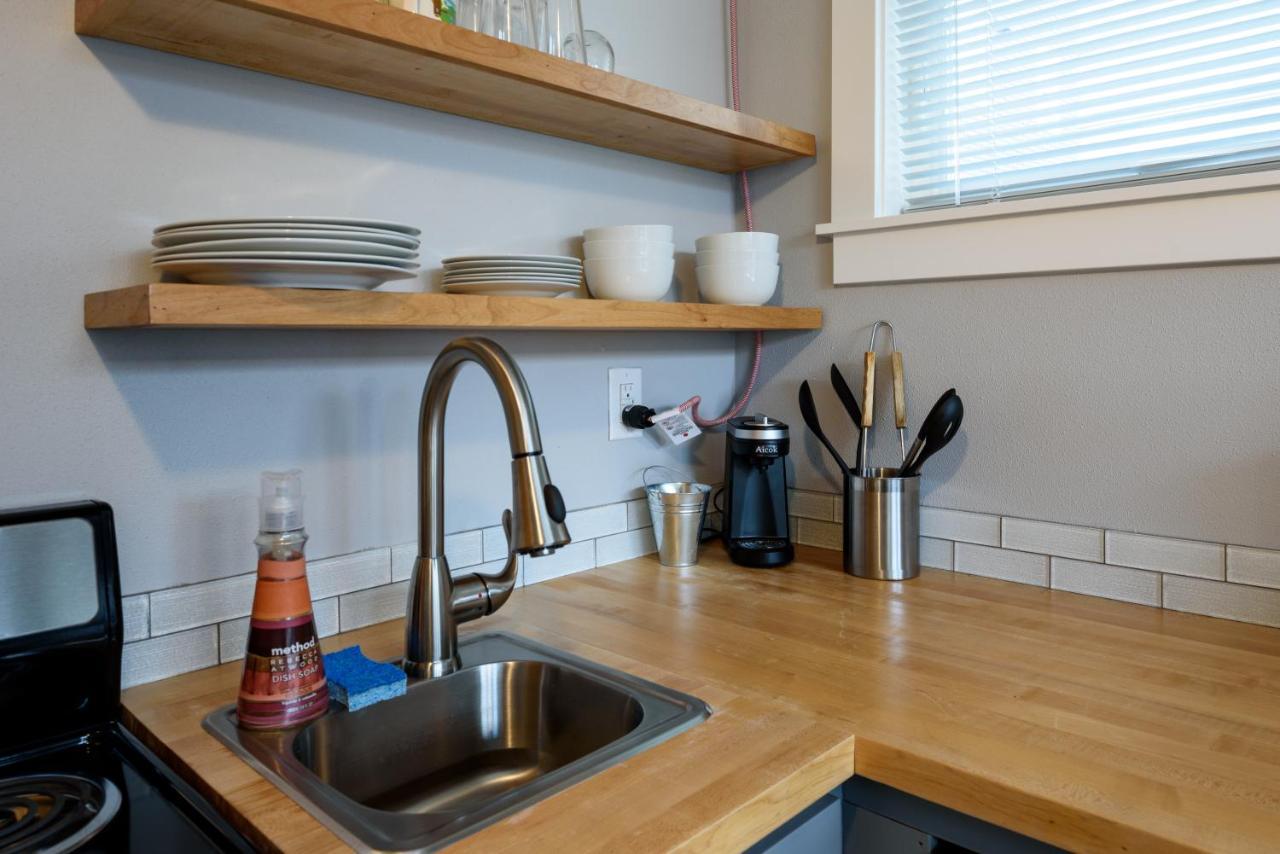 Tiny House By Kabino Mini Modern Tiny Home Heart Of Green Lake Pet Friendly Wifi Loft Up Ladder Plus Sleeper Sofa Σιάτλ Εξωτερικό φωτογραφία