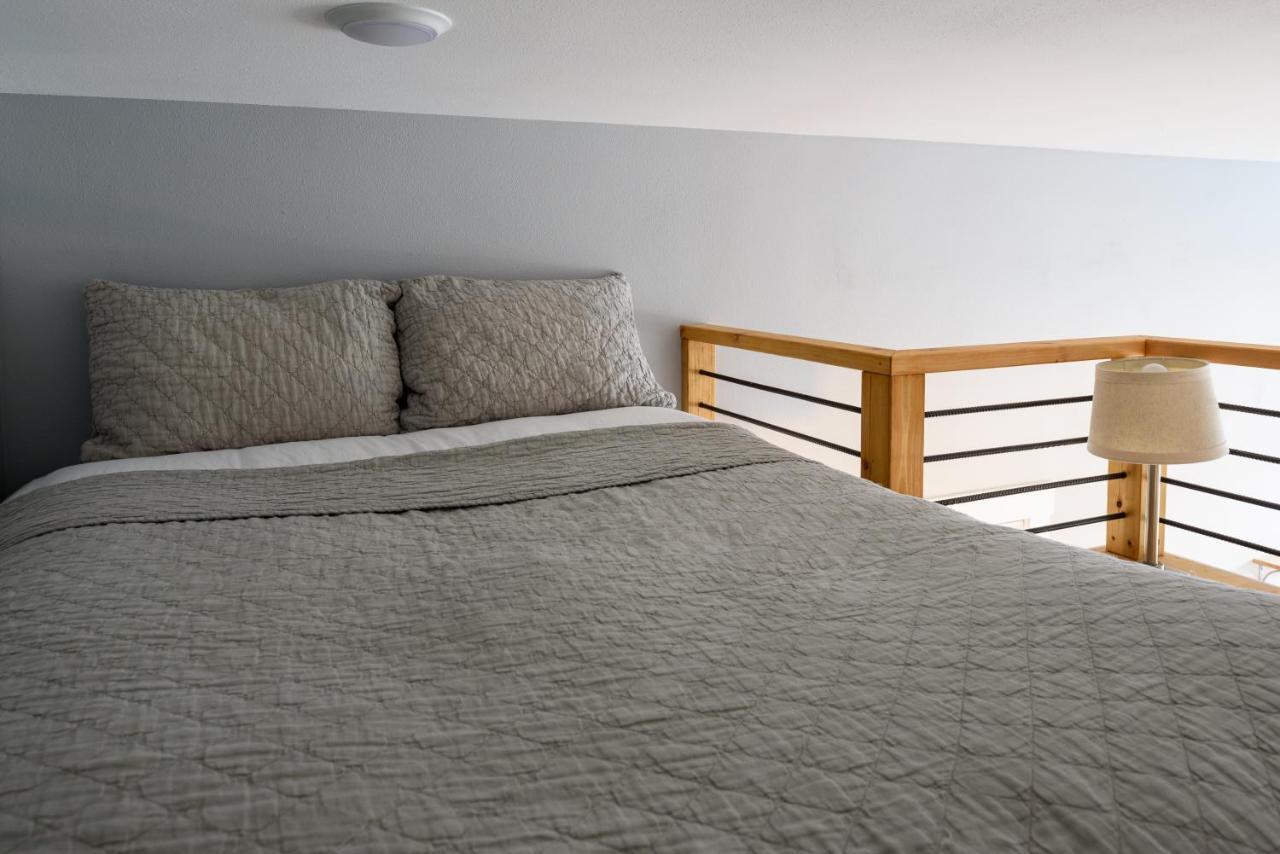 Tiny House By Kabino Mini Modern Tiny Home Heart Of Green Lake Pet Friendly Wifi Loft Up Ladder Plus Sleeper Sofa Σιάτλ Εξωτερικό φωτογραφία